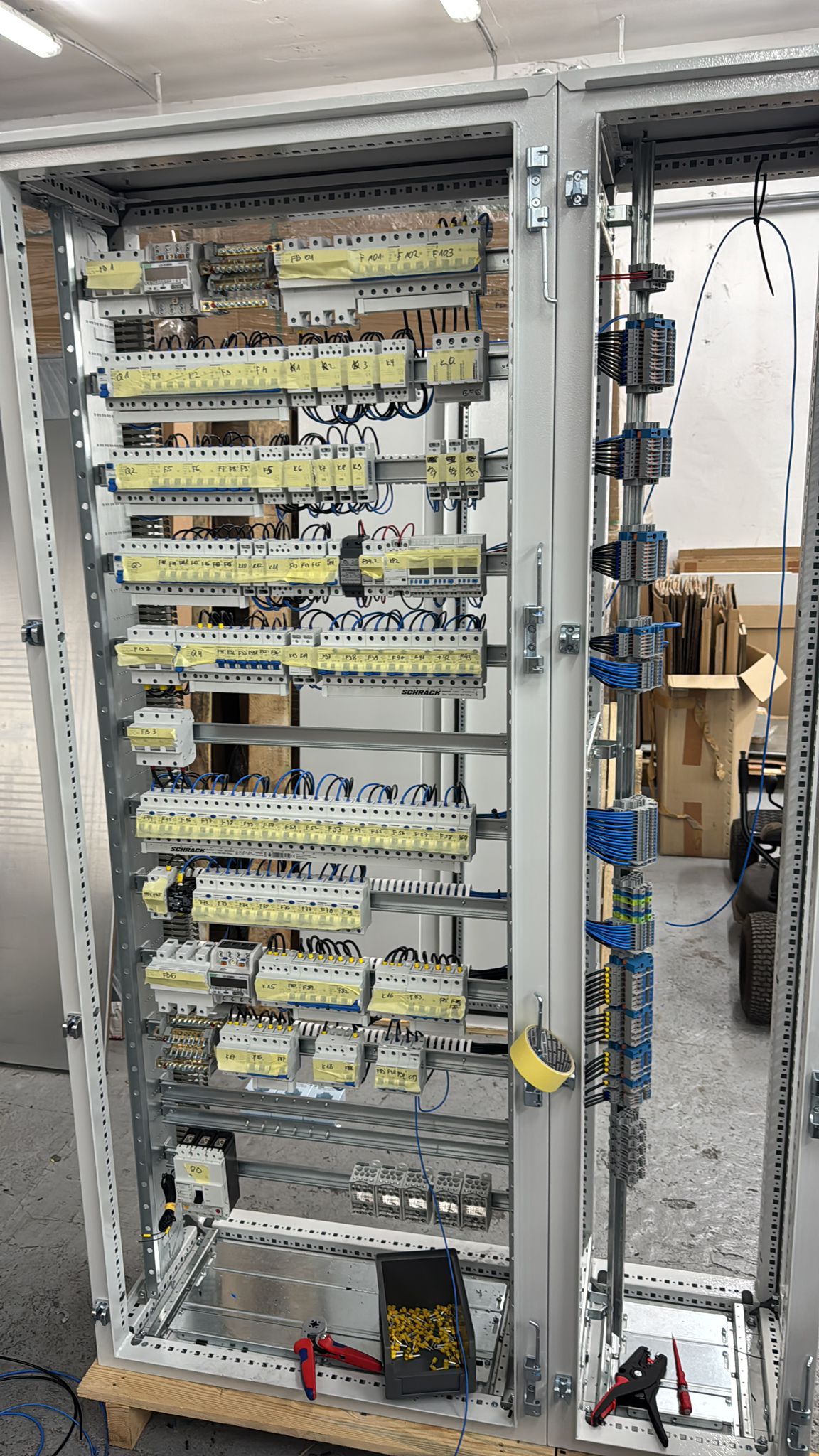 Complex control cabinet with terminal blocks